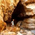 Gabin devant la grotte du Capellan